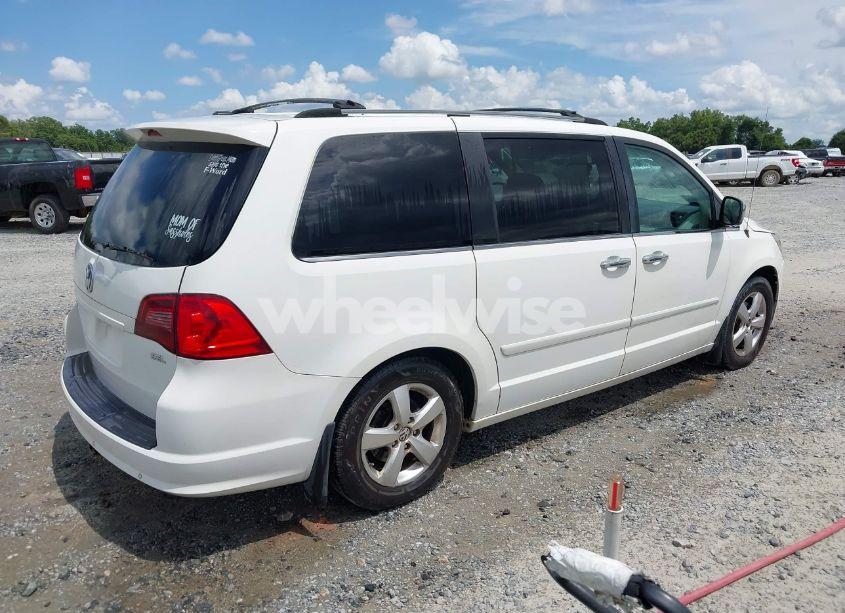 Photo 4 of 2010 Volkswagen Routan SEL PREMIUM (VIN 2V4RW6DX7AR268346)