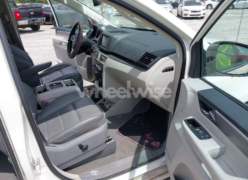 Photo 5 of 2010 Volkswagen Routan SEL PREMIUM (VIN 2V4RW6DX7AR268346)