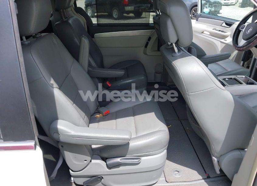Photo 8 of 2010 Volkswagen Routan SEL PREMIUM (VIN 2V4RW6DX7AR268346)