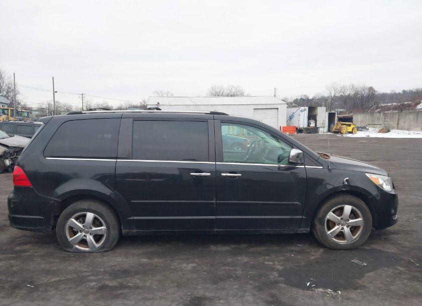 Photo 6 of 2010 Volkswagen Routan SEL PREMIUM (VIN 2V4RW6DXXAR295475)