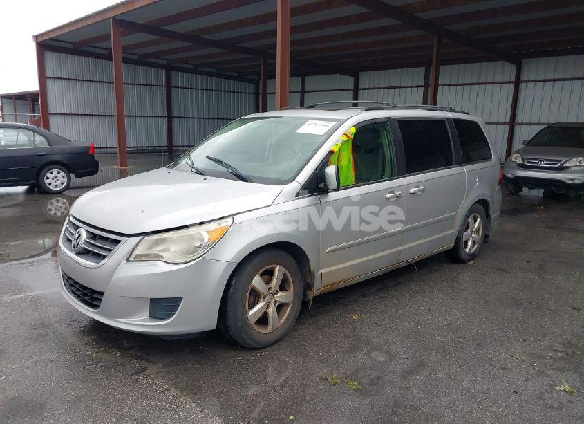 Photo 2 of 2009 Volkswagen Routan SE (VIN 2V8HW34109R582341)