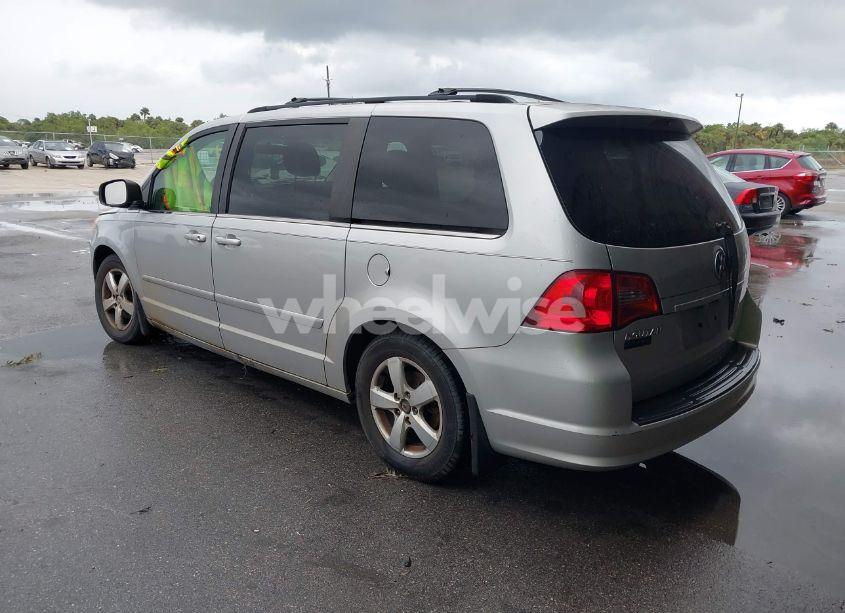 Photo 3 of 2009 Volkswagen Routan SE (VIN 2V8HW34109R582341)