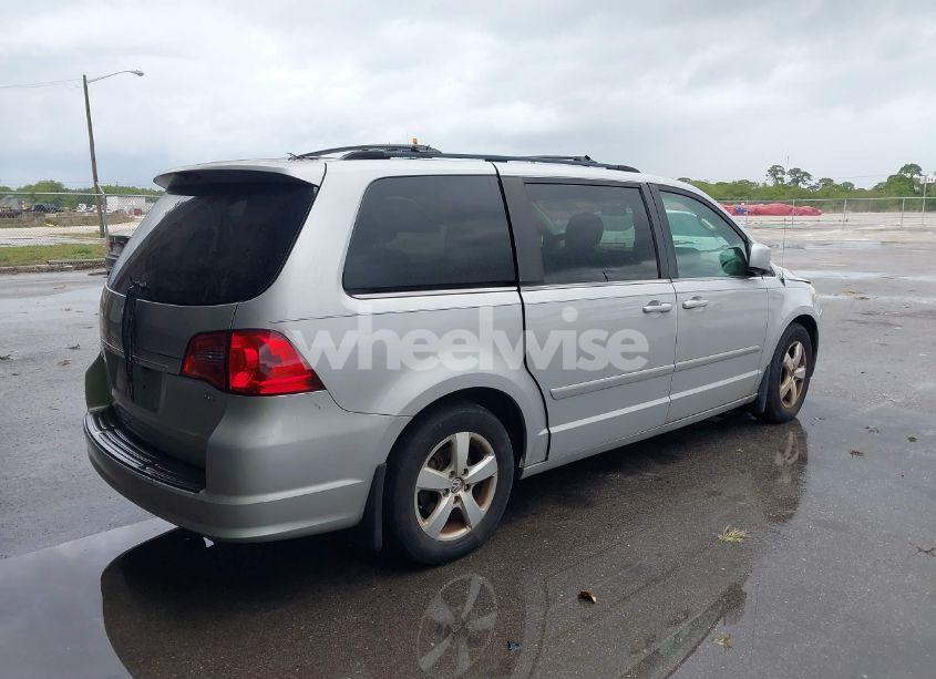 Photo 4 of 2009 Volkswagen Routan SE (VIN 2V8HW34109R582341)
