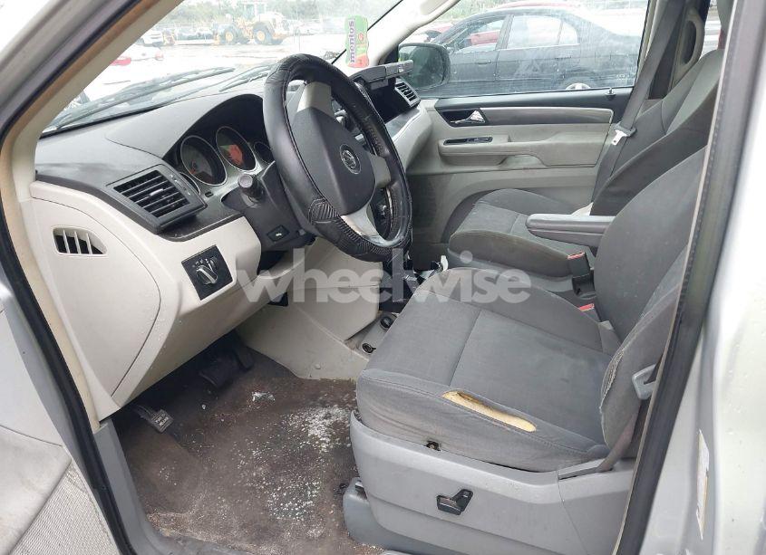 Photo 5 of 2009 Volkswagen Routan SE (VIN 2V8HW34109R582341)