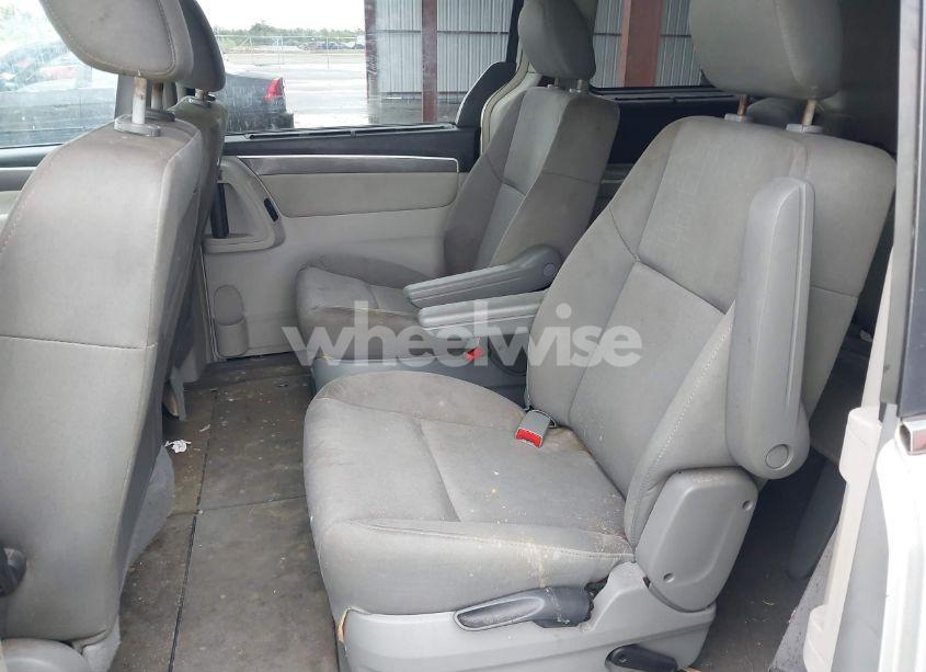 Photo 8 of 2009 Volkswagen Routan SE (VIN 2V8HW34109R582341)