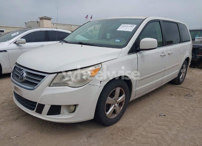 Photo 2 of 2009 Volkswagen Routan SE (VIN 2V8HW34129R545985)