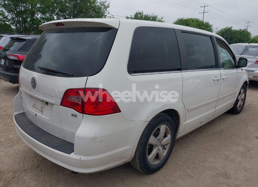 Photo 4 of 2009 Volkswagen Routan SE (VIN 2V8HW34129R545985)