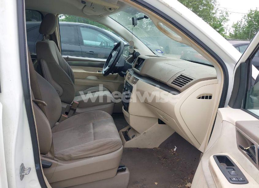 Photo 5 of 2009 Volkswagen Routan SE (VIN 2V8HW34129R545985)