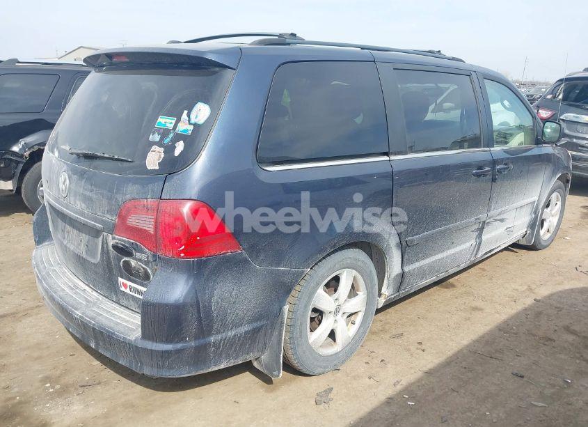 Photo 4 of 2009 Volkswagen Routan SE (VIN 2V8HW34159R586093)