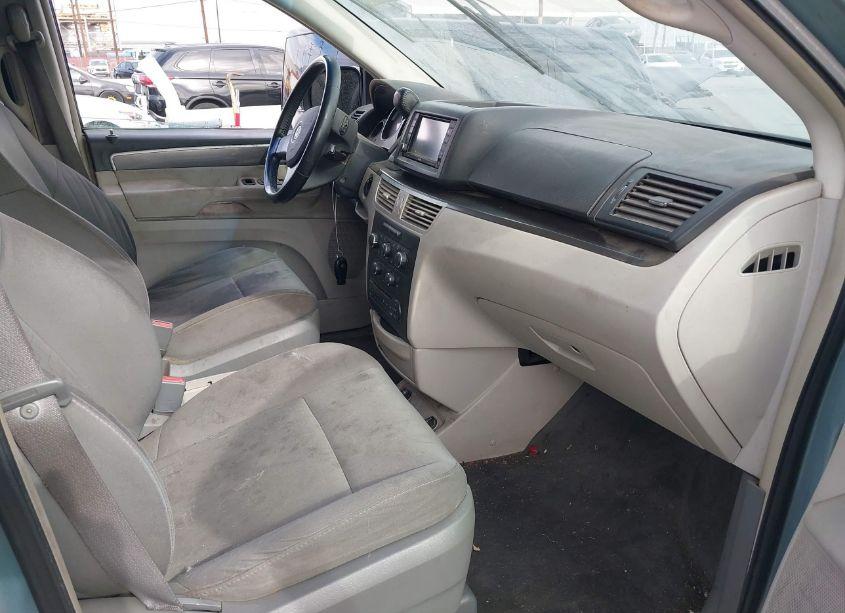 Photo 4 of 2009 Volkswagen Routan SE (VIN 2V8HW34159R586546)