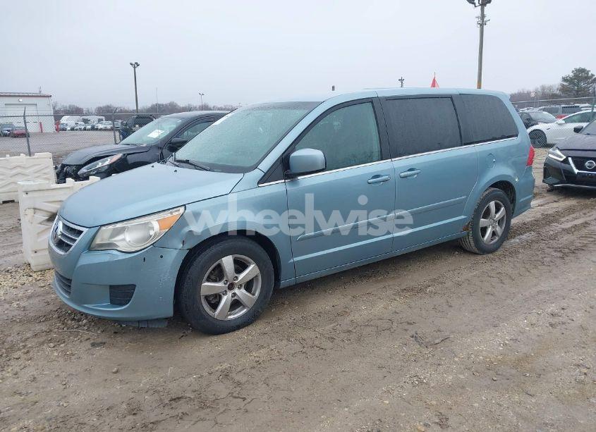 Photo 2 of 2009 Volkswagen Routan SE (VIN 2V8HW34169R558870)
