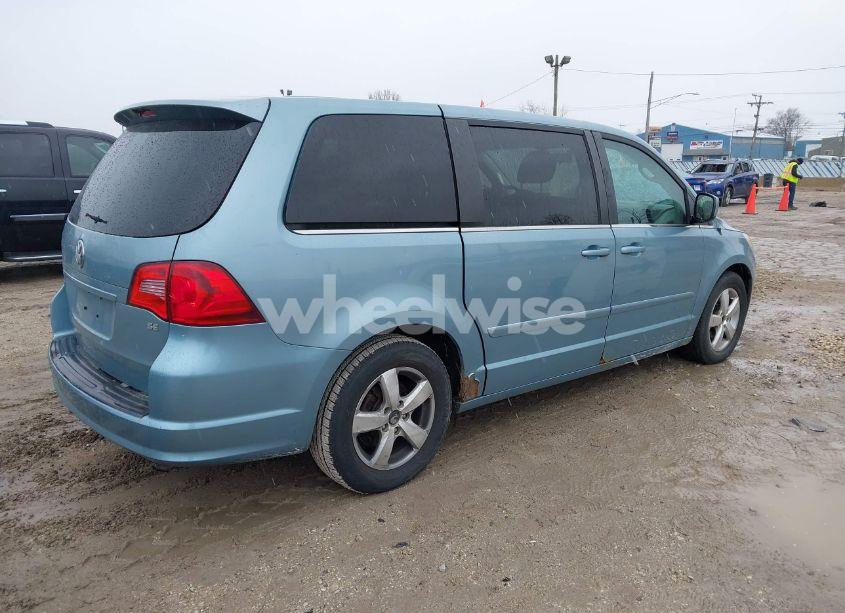 Photo 4 of 2009 Volkswagen Routan SE (VIN 2V8HW34169R558870)