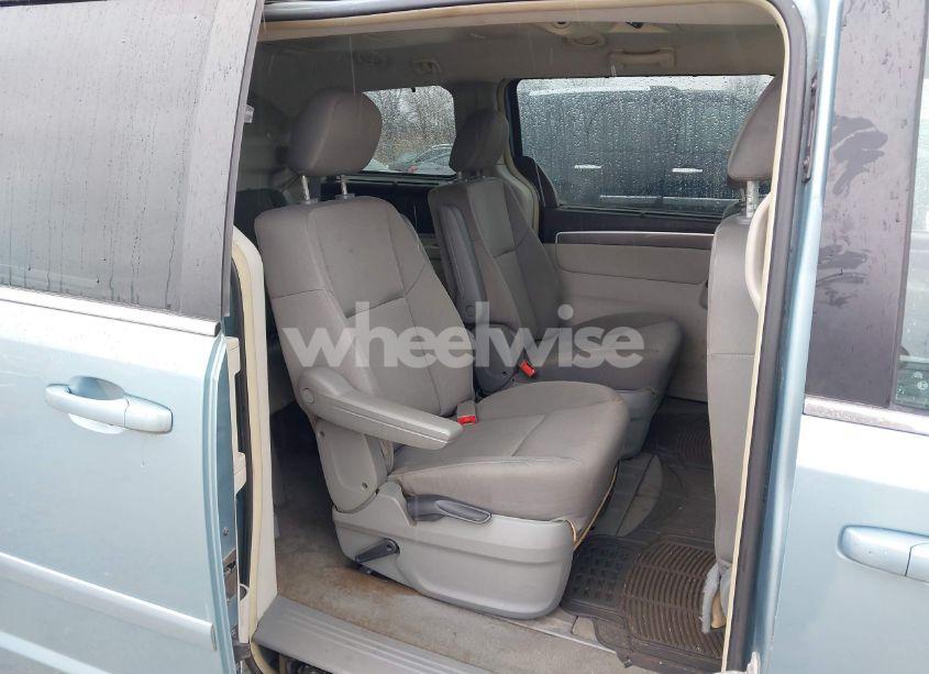 Photo 8 of 2009 Volkswagen Routan SE (VIN 2V8HW34169R558870)