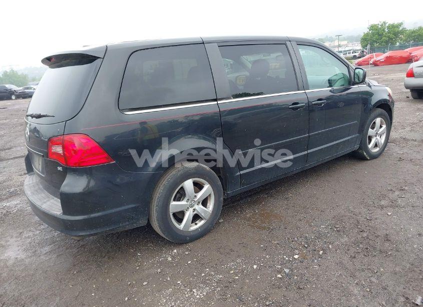 Photo 4 of 2009 Volkswagen Routan SE (VIN 2V8HW34179R586550)