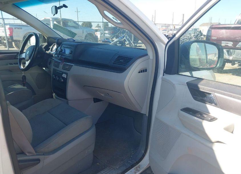 Photo 5 of 2009 Volkswagen Routan S (VIN 2V8HW44129R545930)