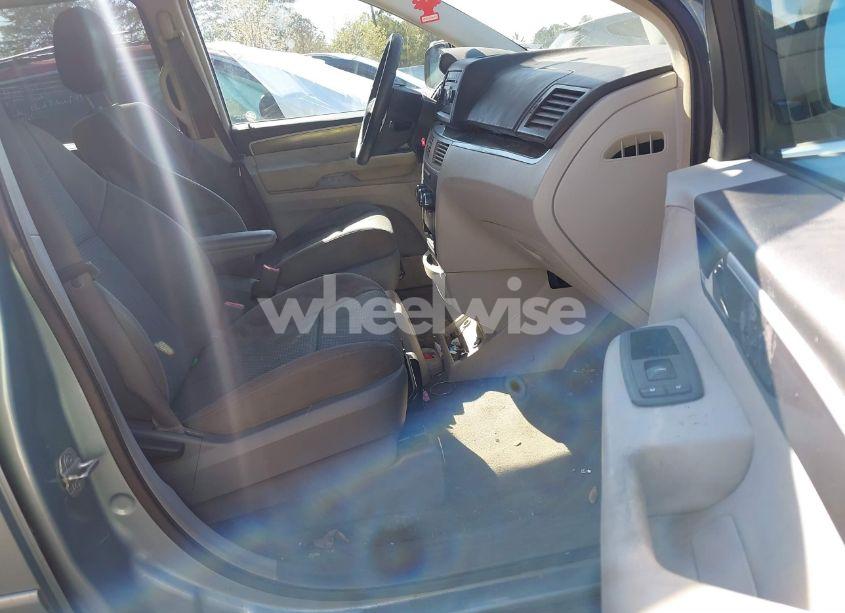 Photo 5 of 2009 Volkswagen Routan S (VIN 2V8HW44199R545956)