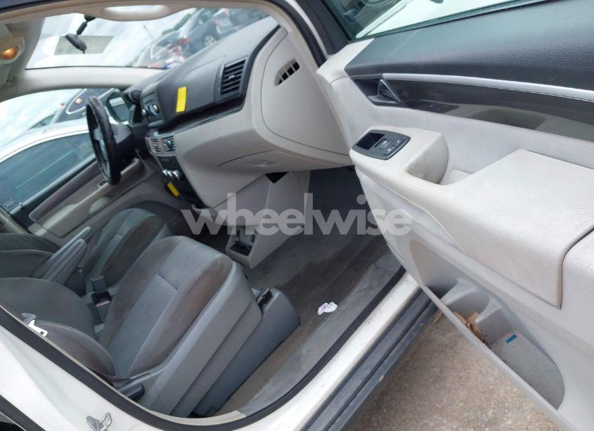 Photo 5 of 2009 Volkswagen Routan S (VIN 2V8HW441X9R579890)