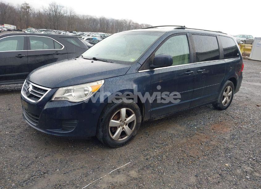 Photo 2 of 2009 Volkswagen Routan SEL (VIN 2V8HW54X29R546375)