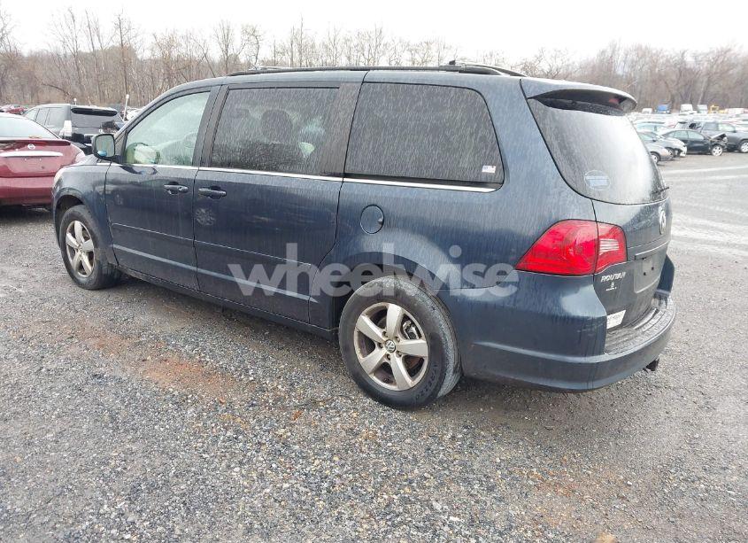 Photo 3 of 2009 Volkswagen Routan SEL (VIN 2V8HW54X29R546375)