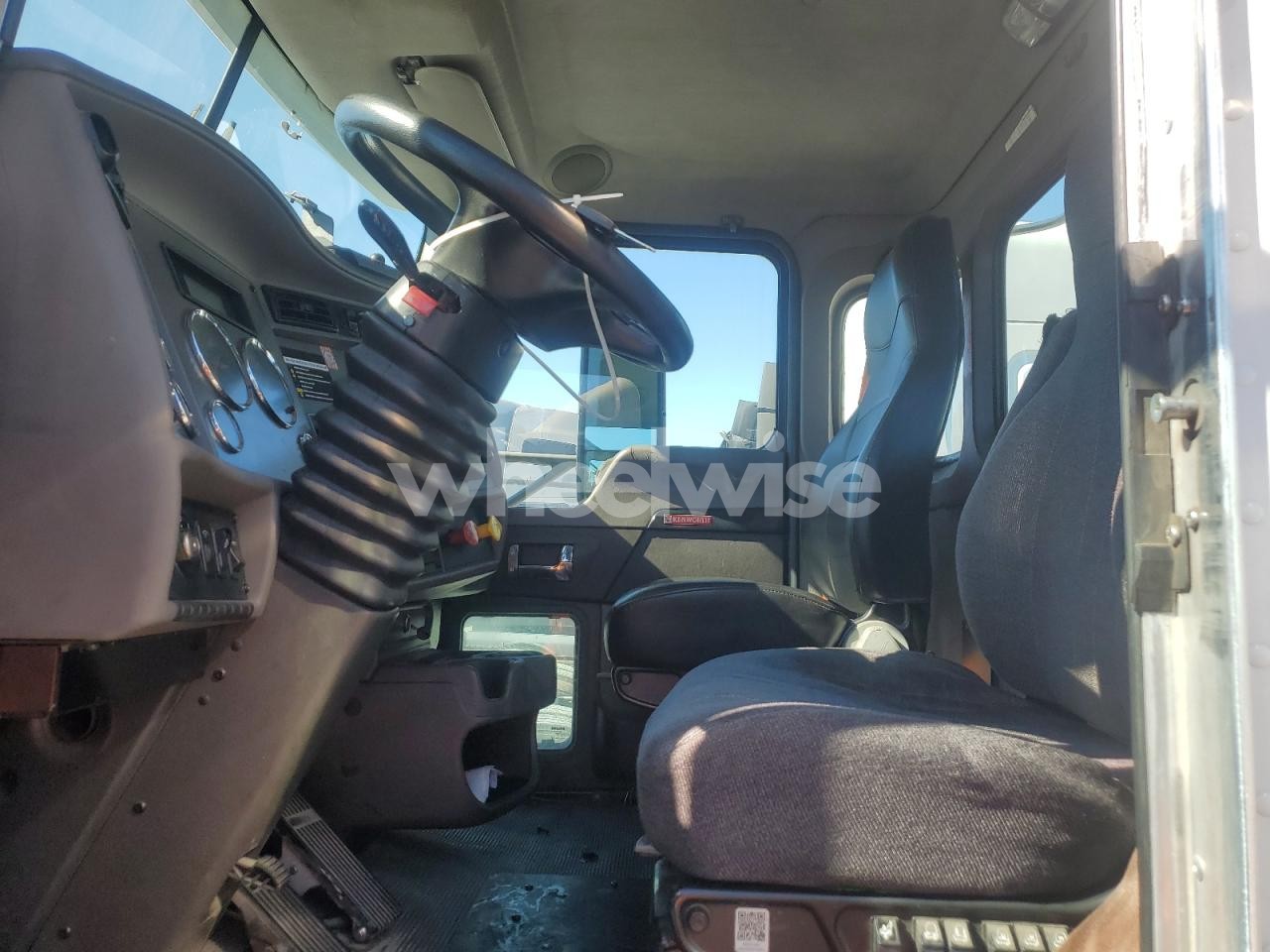 Photo 5 of 2019 KENWORTH T370 SEMI TRUCK (VIN 2XKHAJ8X8KM296791)