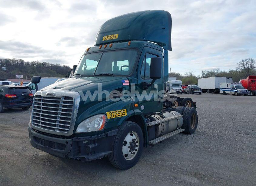 Photo 2 of 2018 Freightliner Cascadia 113 (VIN 3AKBGADV6JSJL4363)