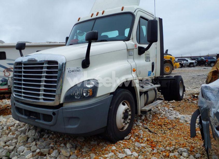 Photo 2 of 2019 Freightliner Cascadia 125 (VIN 3AKBGDDV3KSKP1814)