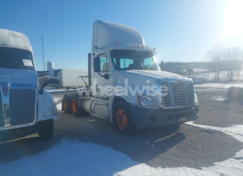 2013 Freightliner Cascadia 125 (VIN 3AKJGEDV6DSBZ1804) main photo