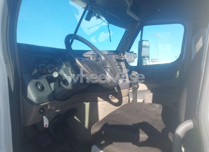 Photo 7 of 2013 Freightliner Cascadia 125 (VIN 3AKJGEDV6DSBZ1804)