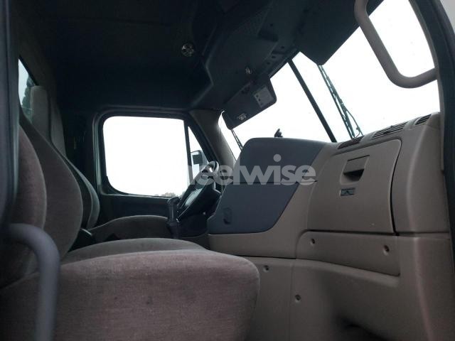 Photo 6 of 2016 FREIGHTLINER CASCADIA 125 (VIN 3AKJGEDV9GSHS6189)