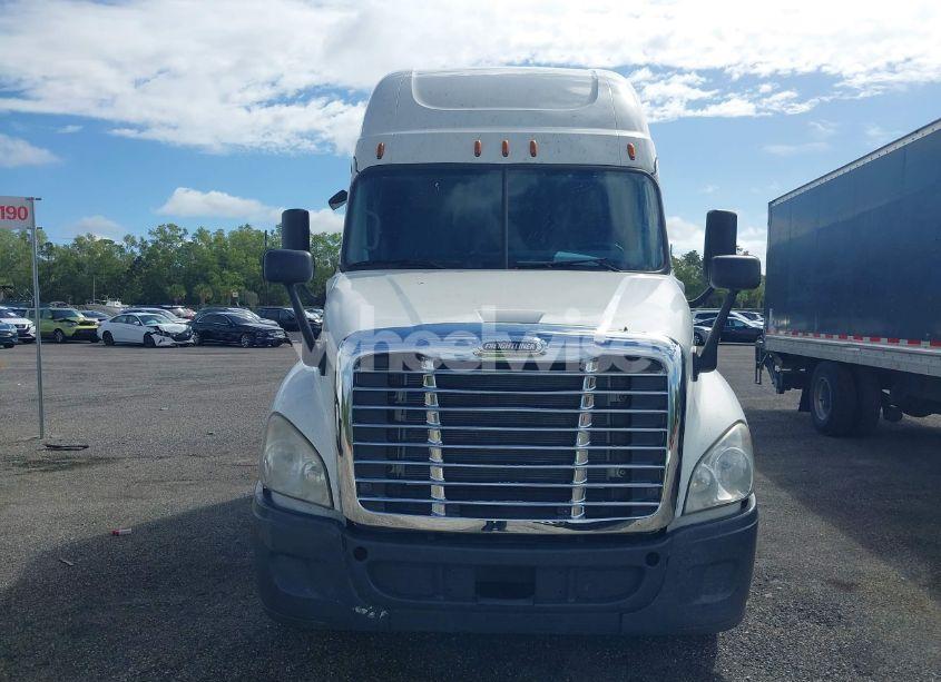 Photo 10 of 2019 Freightliner Cascadia 125 (VIN 3AKJGLDR7KDJW1698)