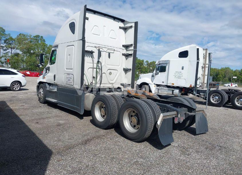 Photo 3 of 2019 Freightliner Cascadia 125 (VIN 3AKJGLDR7KDJW1698)