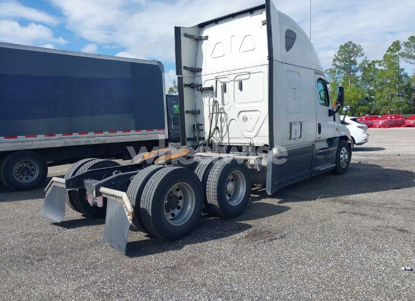 Photo 4 of 2019 Freightliner Cascadia 125 (VIN 3AKJGLDR7KDJW1698)