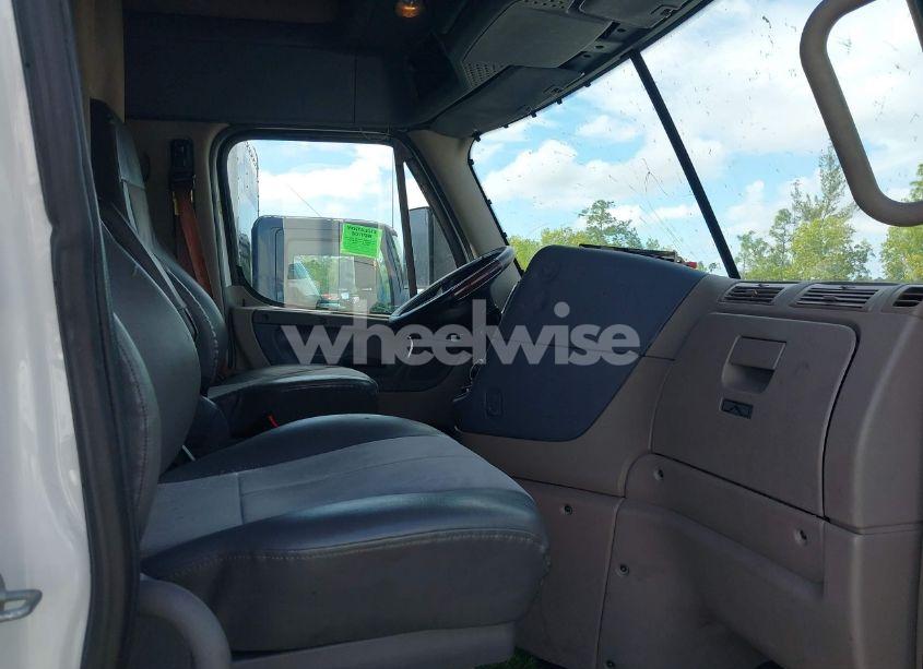Photo 6 of 2019 Freightliner Cascadia 125 (VIN 3AKJGLDR7KDJW1698)