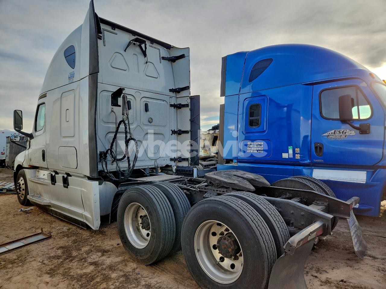 Photo 3 of 2018 FREIGHTLINER CASCADIA 126 SEMI TRUCK (VIN 3AKJHHDR0JSJJ0791)