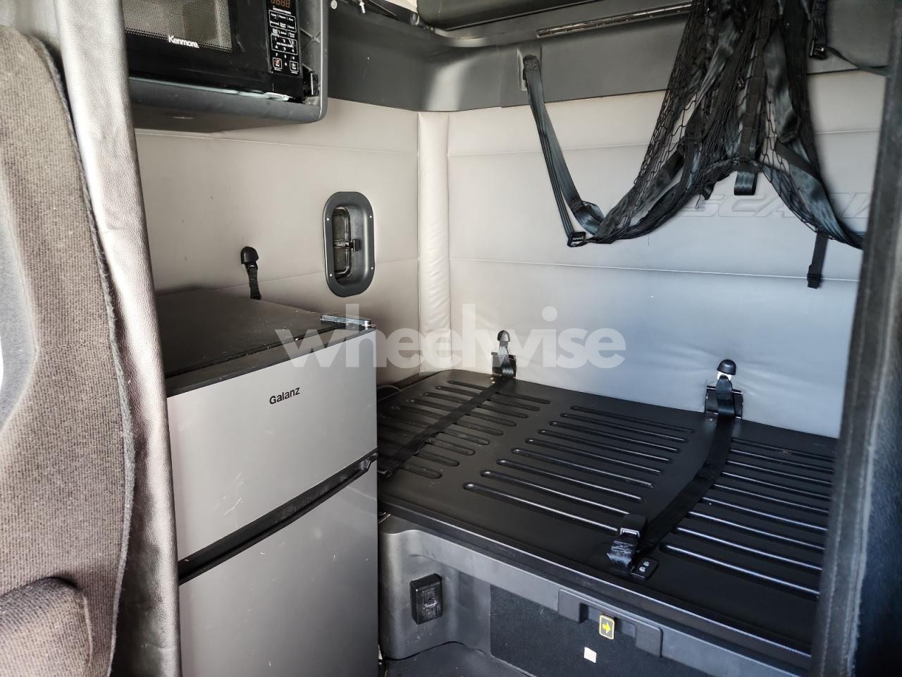 Photo 6 of 2018 FREIGHTLINER CASCADIA 126 SEMI TRUCK (VIN 3AKJHHDR0JSJJ0791)