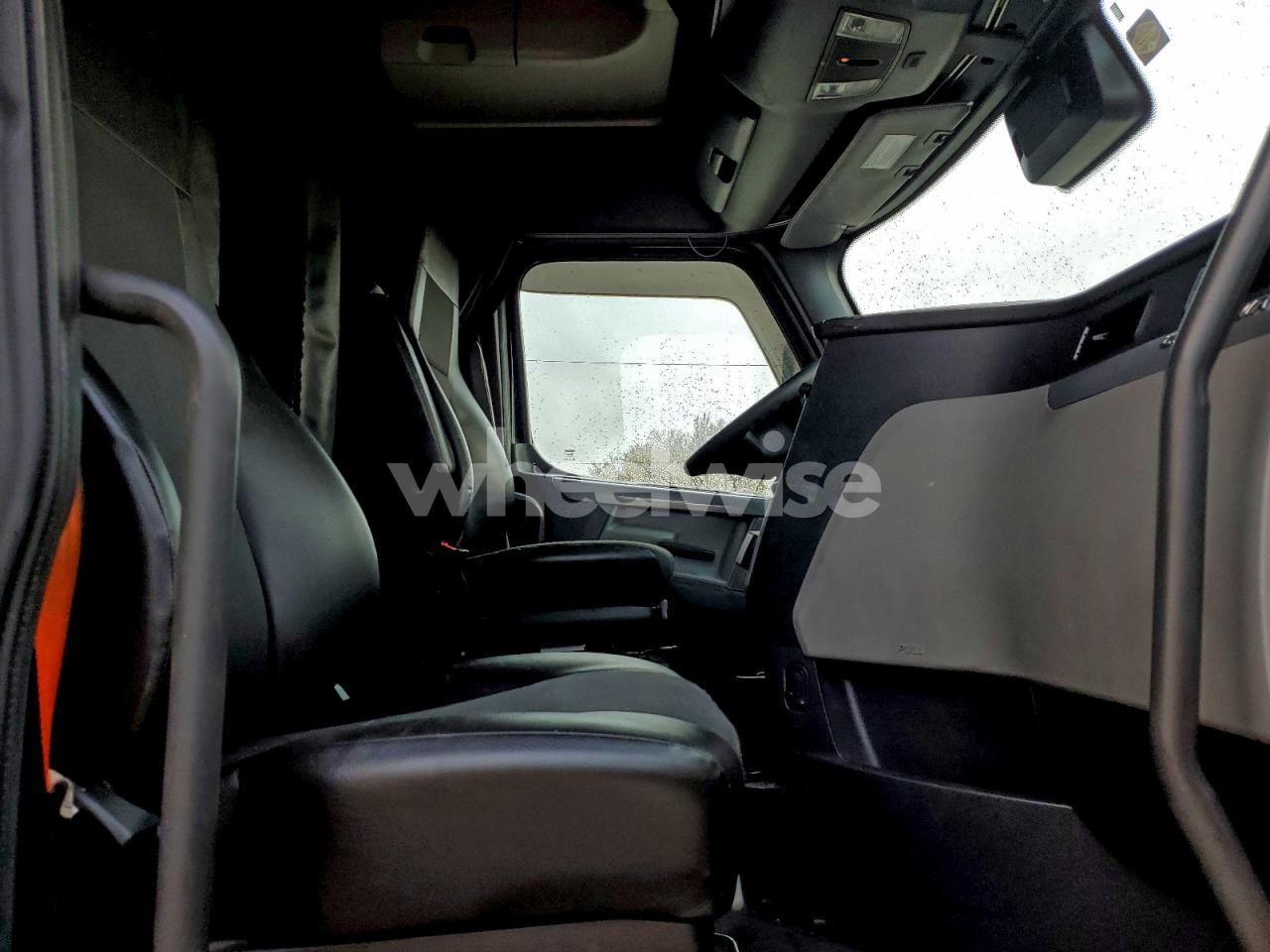 Photo 5 of 2021 FREIGHTLINER CASCADIA 126 (VIN 3AKJHHDR2MSMC0702)