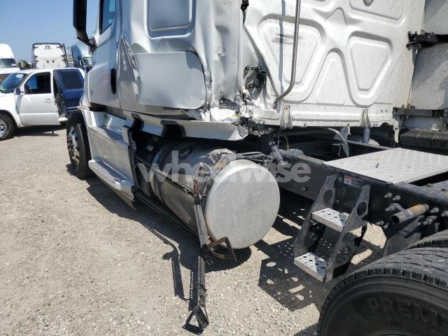 2018 FREIGHTLINER CASCADIA 126 SEMI TRUCK (VIN 3AKJHHDR6JSJJ0178) main photo