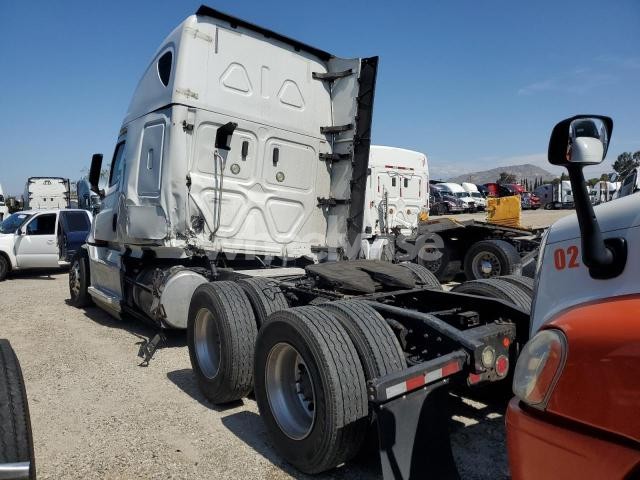 Photo 4 of 2018 FREIGHTLINER CASCADIA 126 SEMI TRUCK (VIN 3AKJHHDR6JSJJ0178)