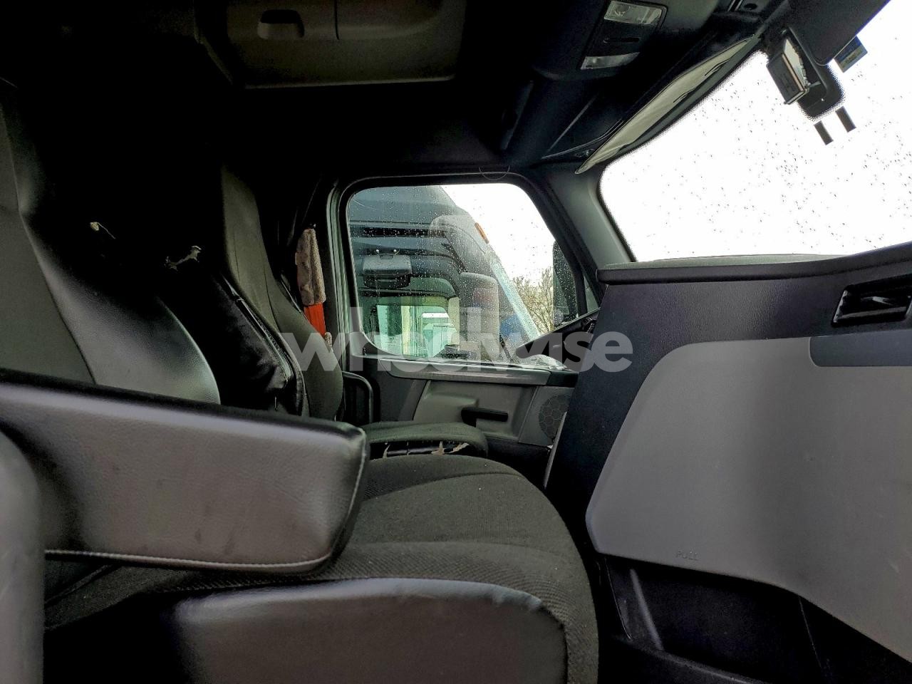 Photo 5 of 2019 FREIGHTLINER CASCADIA 126 SEMI TRUCK N/A (VIN 3AKJHHDR6KSHU6104)