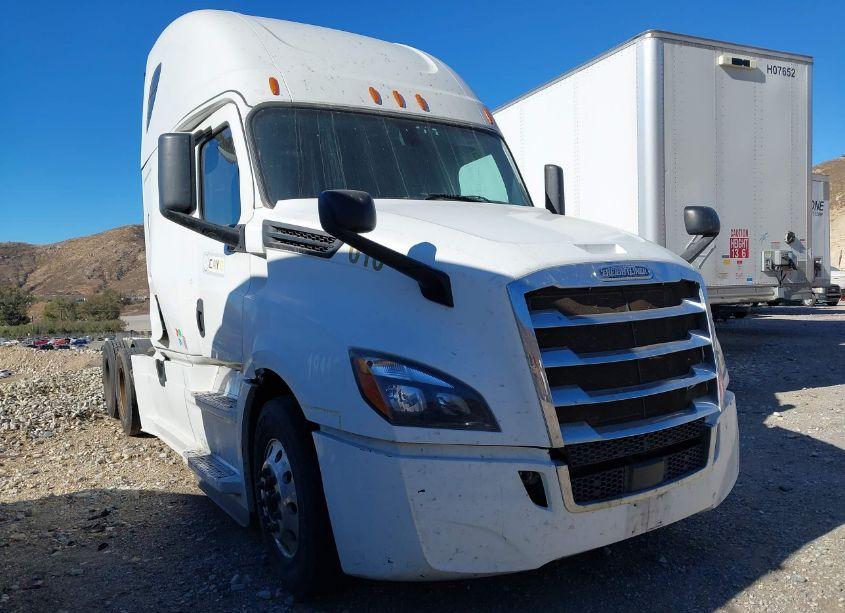 2018 Freightliner New CASCADIA 126 (VIN 3AKJHHDR7JSJL3873) main photo