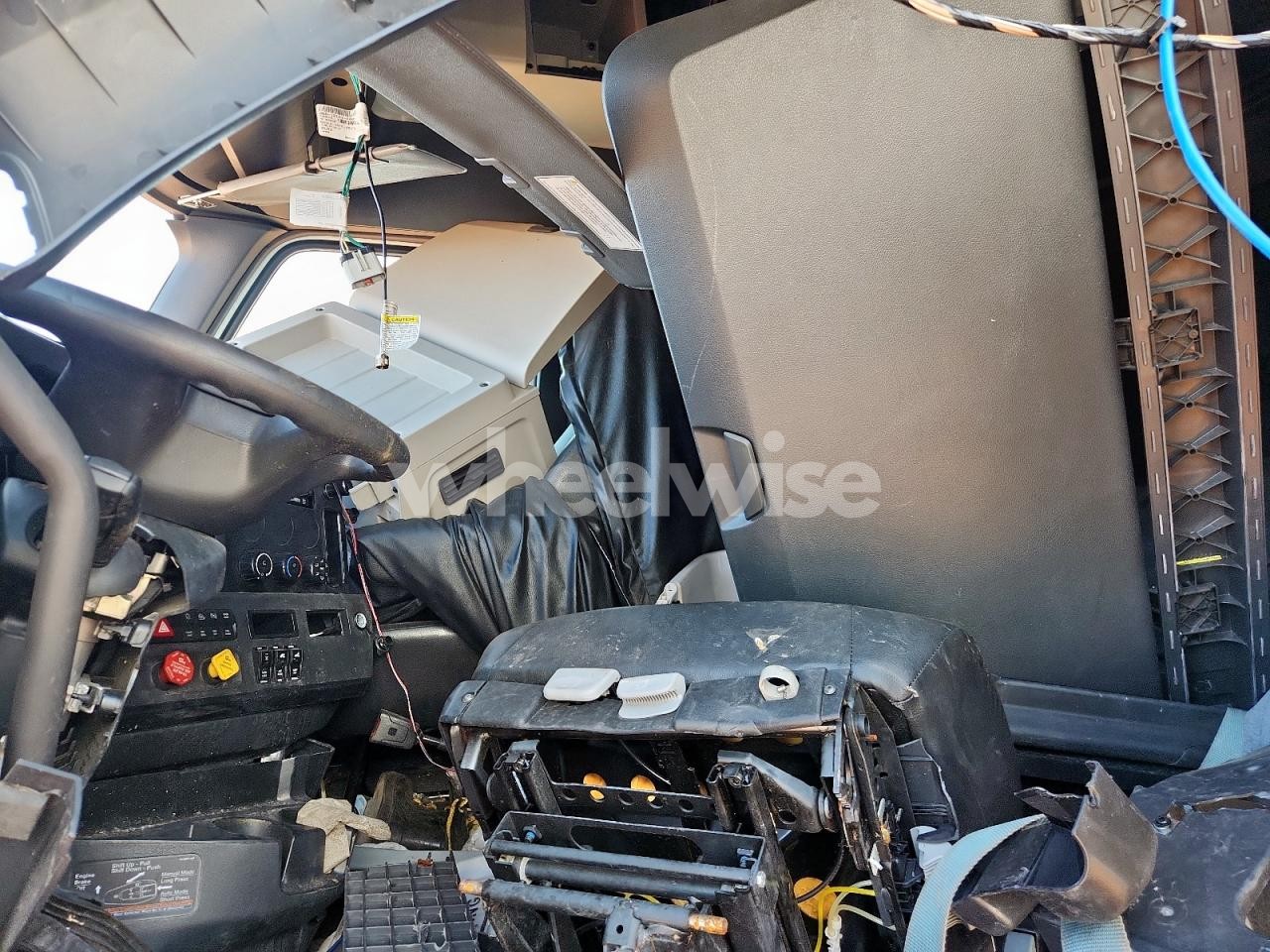 Photo 5 of 2025 FREIGHTLINER CASCADIA 126 SEMI TRUCK N/A (VIN 3AKJHHDR7SSWA4675)