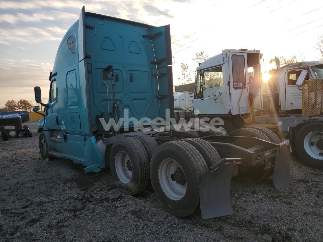 Photo 3 of 2018 FREIGHTLINER CASCADIA 126 SEMI TRUCK (VIN 3AKJHHDR9JSJW4087)