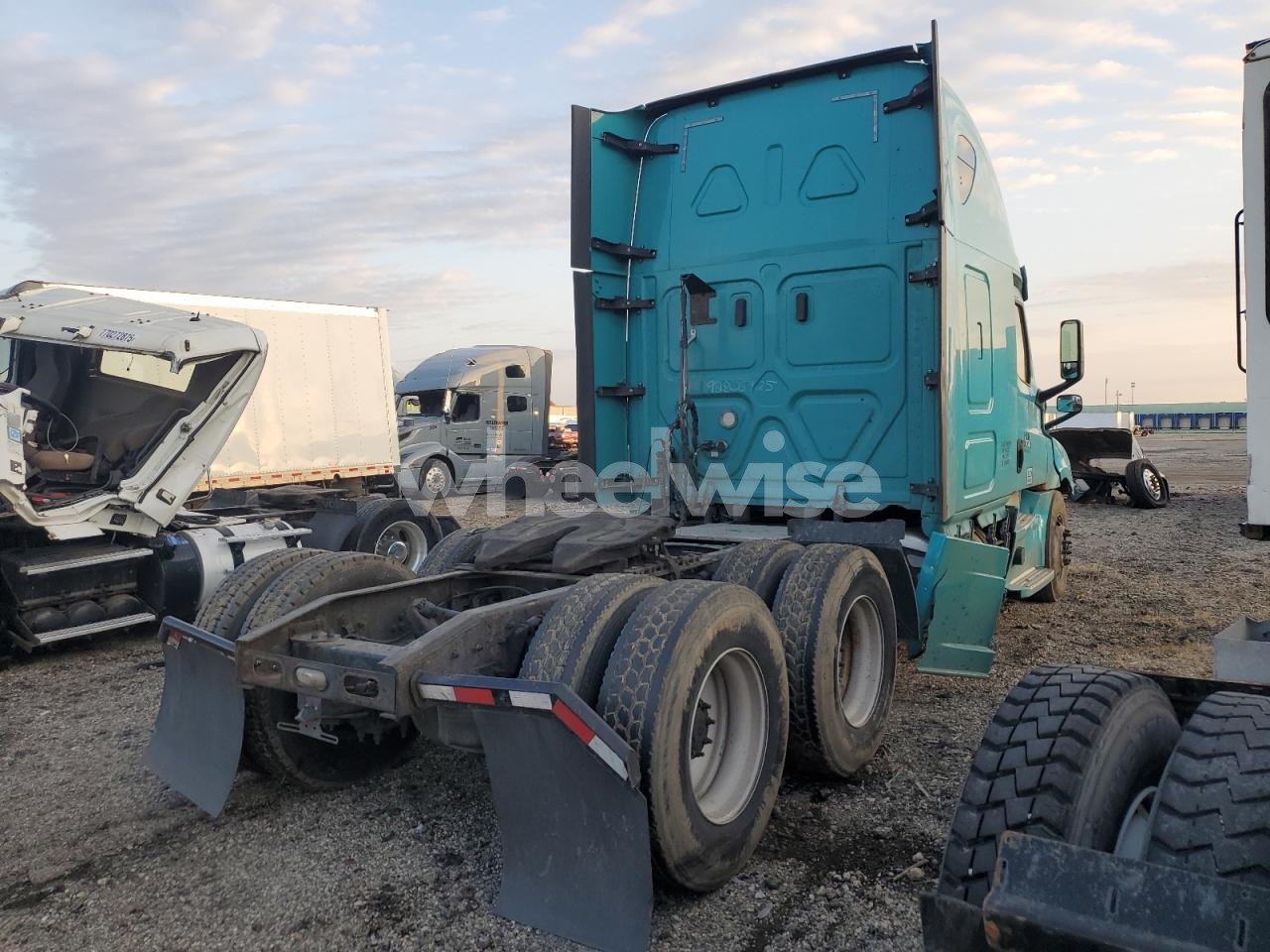 Photo 4 of 2018 FREIGHTLINER CASCADIA 126 SEMI TRUCK (VIN 3AKJHHDR9JSJW4087)