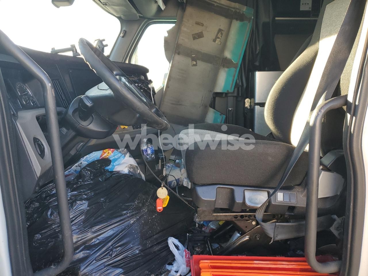 Photo 5 of 2018 FREIGHTLINER CASCADIA 126 SEMI TRUCK (VIN 3AKJHHDR9JSJW4087)