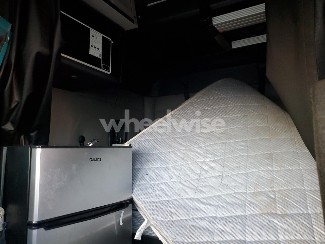 Photo 6 of 2018 FREIGHTLINER CASCADIA 126 SEMI TRUCK (VIN 3AKJHHDR9JSJW4087)