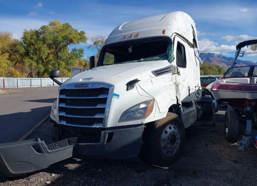 Photo 2 of 2020 Freightliner New CASCADIA 126 (VIN 3AKJHHDRXLSLL1432)