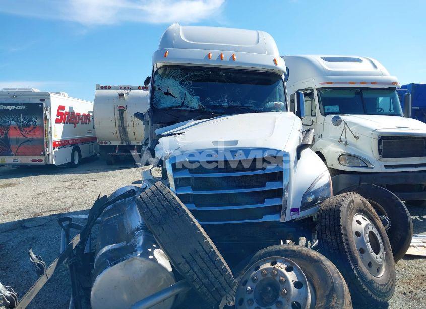 Photo 12 of 2019 Freightliner New CASCADIA 126 (VIN 3AKJHHFG7KSLL1625)