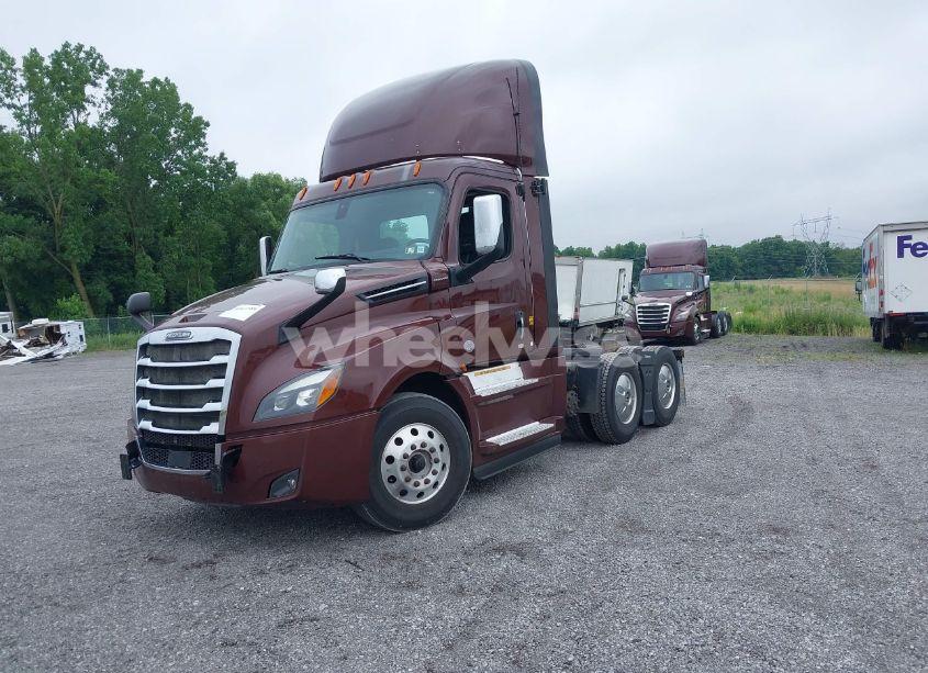 Photo 2 of 2018 Freightliner New CASCADIA 126 (VIN 3AKJHLDR2JSJW3852)