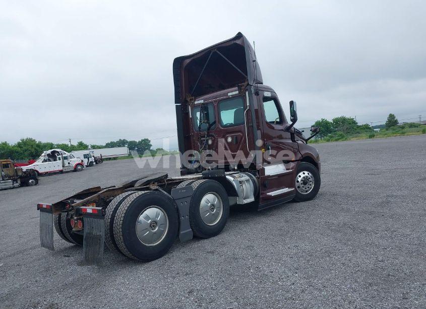 Photo 4 of 2018 Freightliner New CASCADIA 126 (VIN 3AKJHLDR2JSJW3852)
