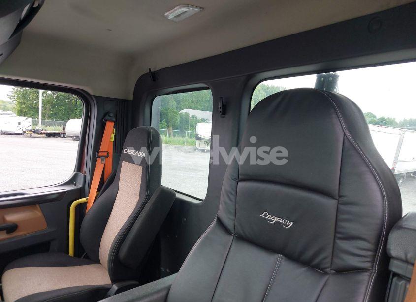 Photo 6 of 2018 Freightliner New CASCADIA 126 (VIN 3AKJHLDR2JSJW3852)